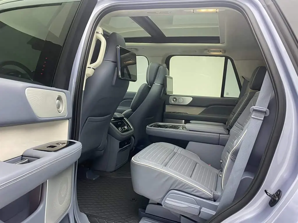 Lincoln Navigator 2023 — Şəkil 19/20