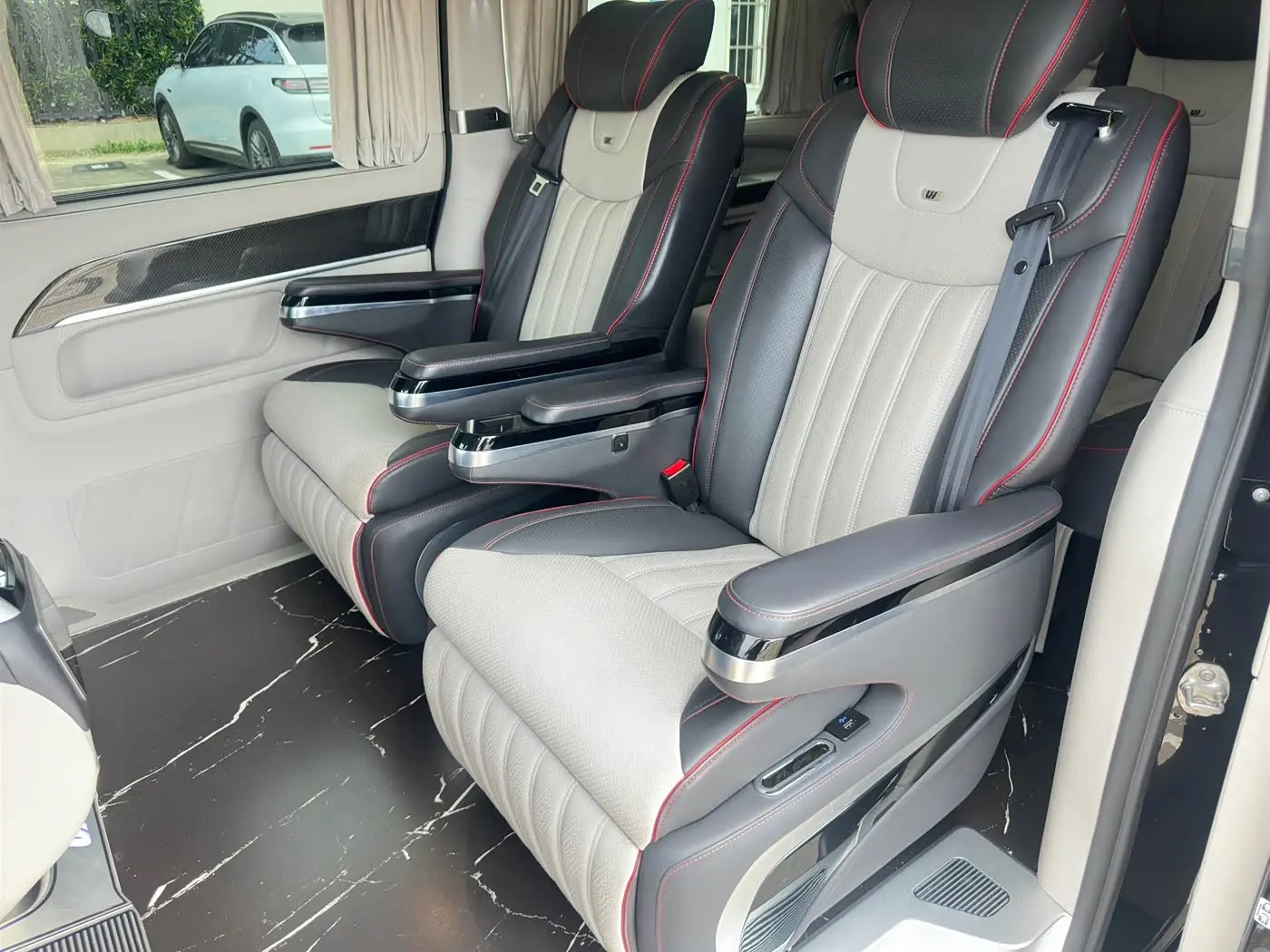 Mercedes-Benz V-Class 2023 — Фото 11/17