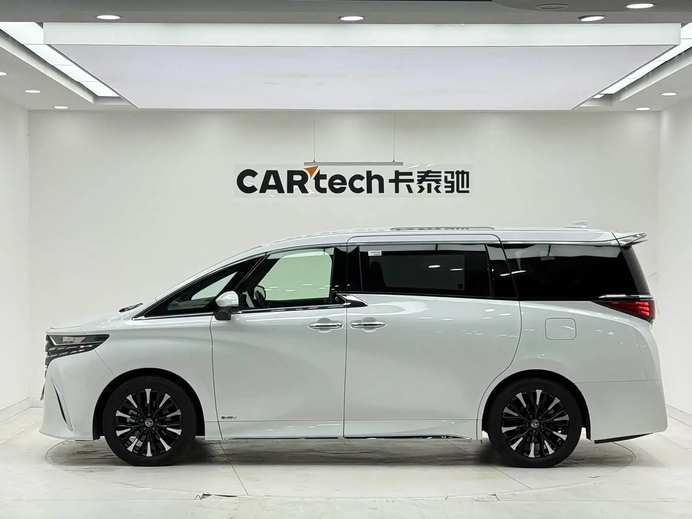 Toyota Alphard 2023 — Photo 2/20
