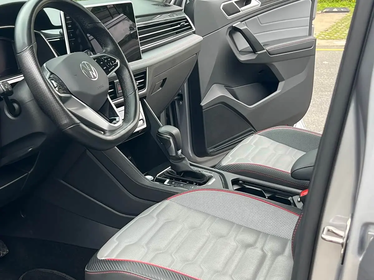 Volkswagen Tiguan L PHEV 2021 — Photo 6/16