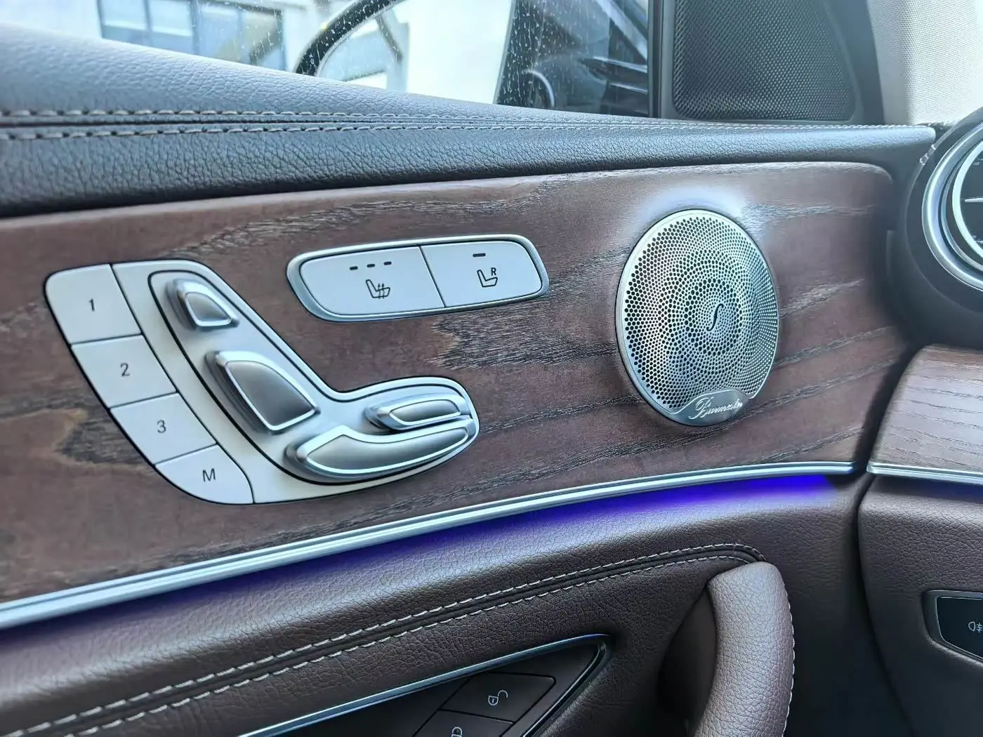 Mercedes-Benz E-Class 2023 — Photo 7/8