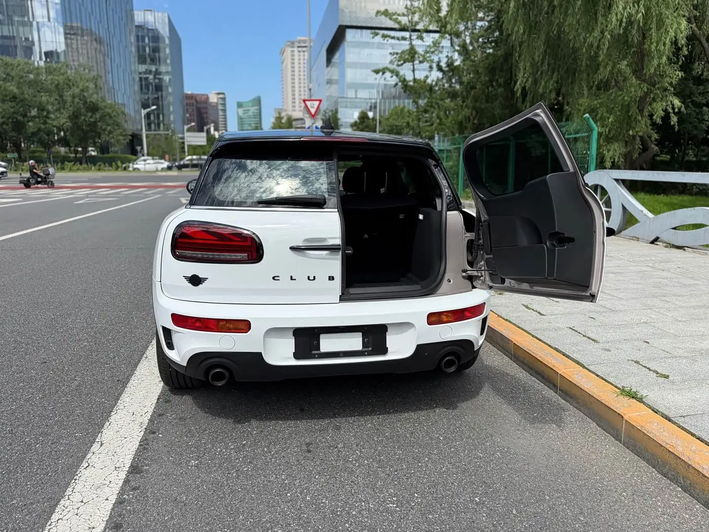 MINI CLUBMAN 2024 — Фото 17/20