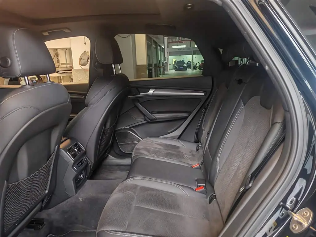 Audi Q5L Sportback 2023 — ფოტო 16/20