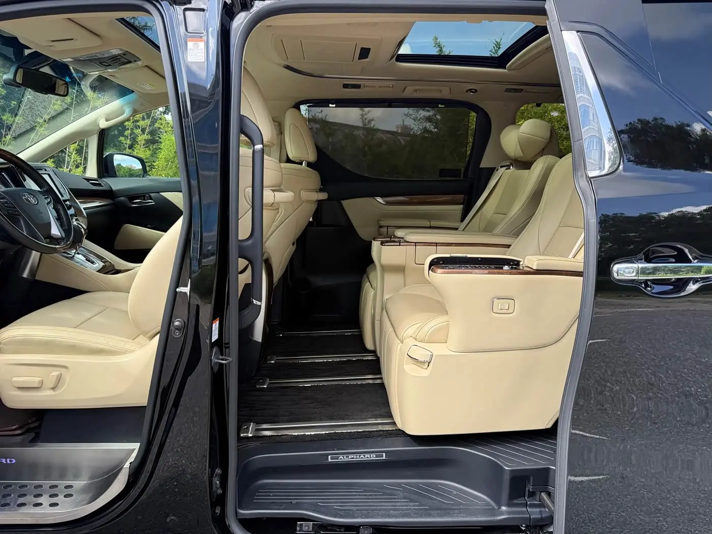 Toyota Alphard 2017 — Photo 8/12