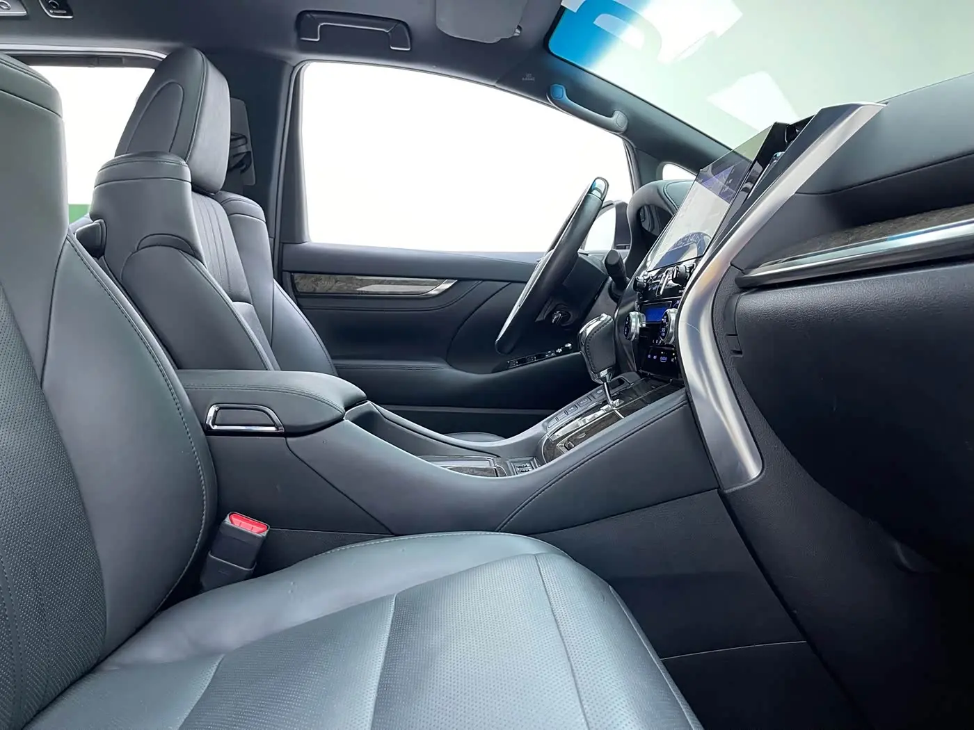 Toyota Alphard 2022 — Photo 6/12