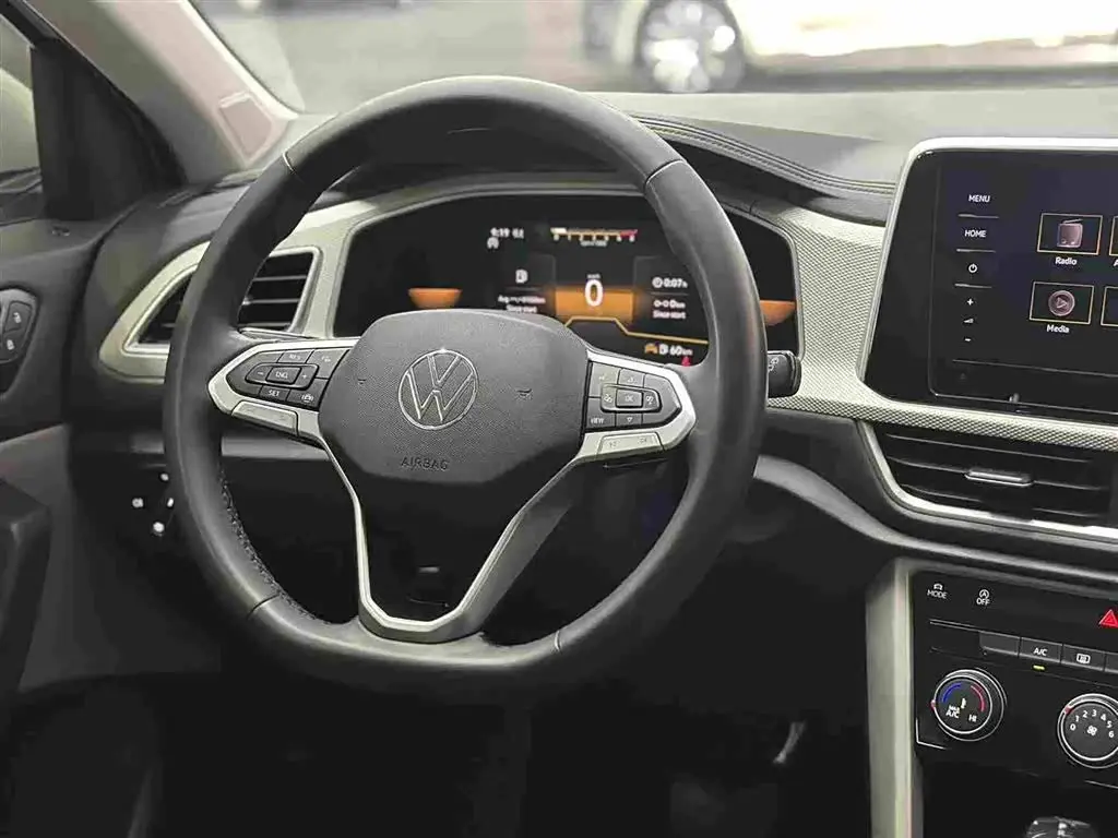 Volkswagen T-ROC 2023 — Photo 12/18