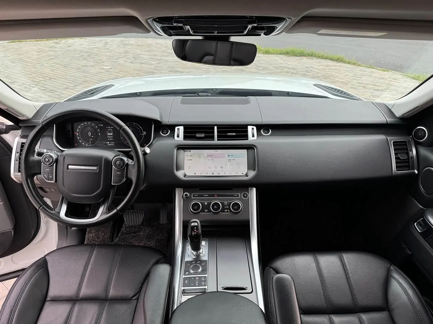 Land Rover Range Rover Sport 2017 — Photo 13/17