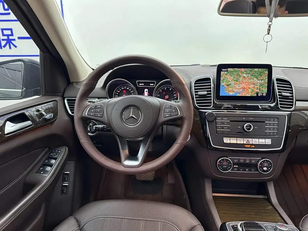 Mercedes-Benz GLS 2018 — Photo 12/20