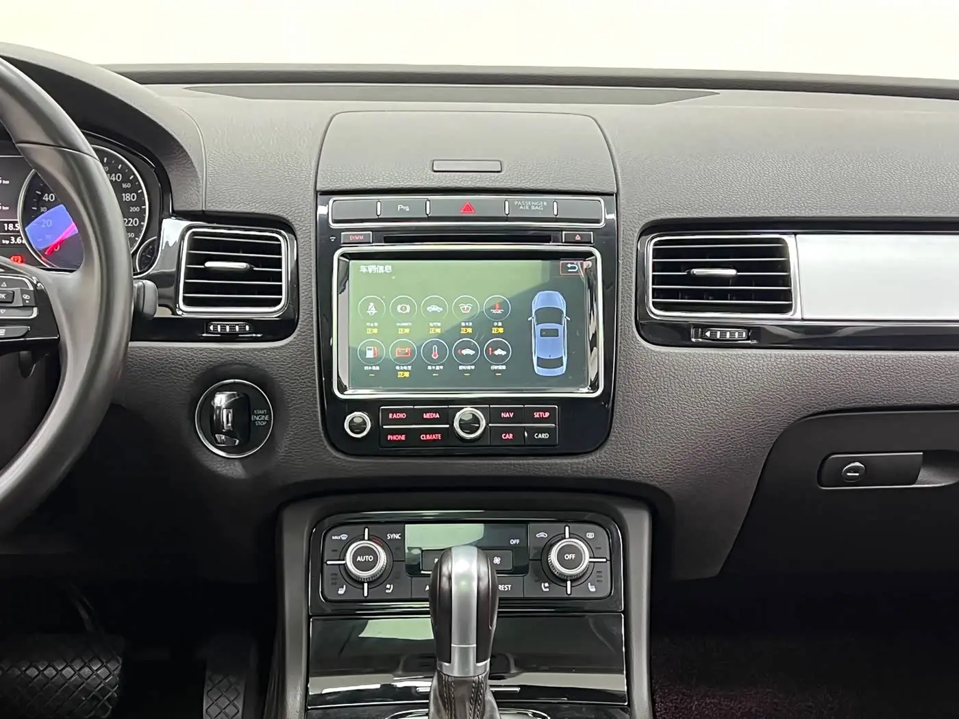 Volkswagen Touareg 2017 — Photo 11/20