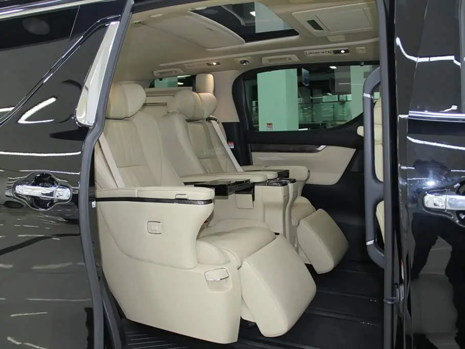 Toyota Alphard 2023 — Photo 8/20