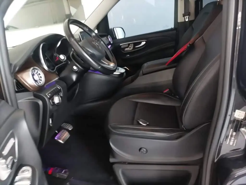 Mercedes-Benz V-Class 2022 — Photo 11/20