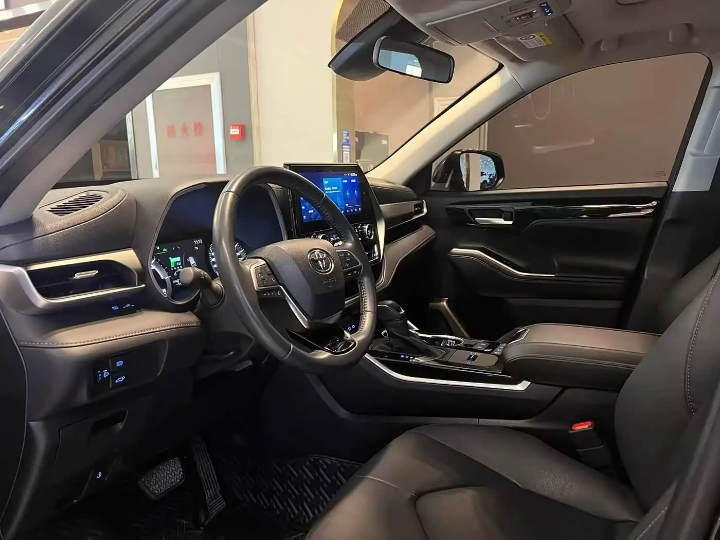 Toyota Highlander 2023 — Photo 4/9