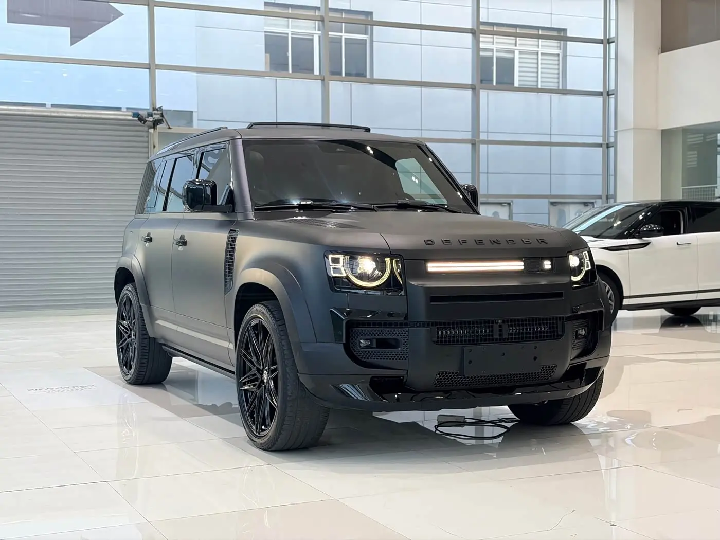 Land Rover Defender 2023 — Photo 5/14