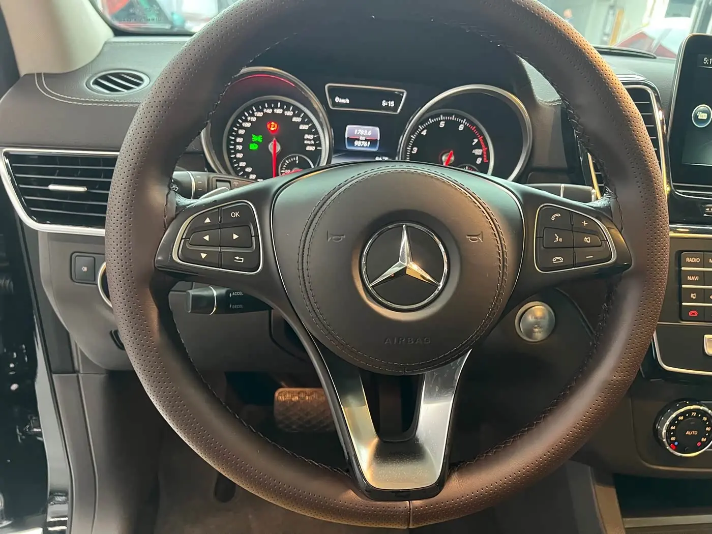 Mercedes-Benz GLS 2017 — Photo 12/20