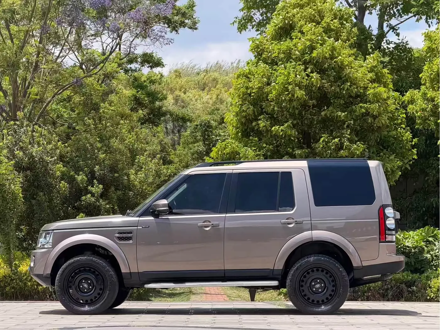 Land Rover Discovery 2016 — Photo 9/19