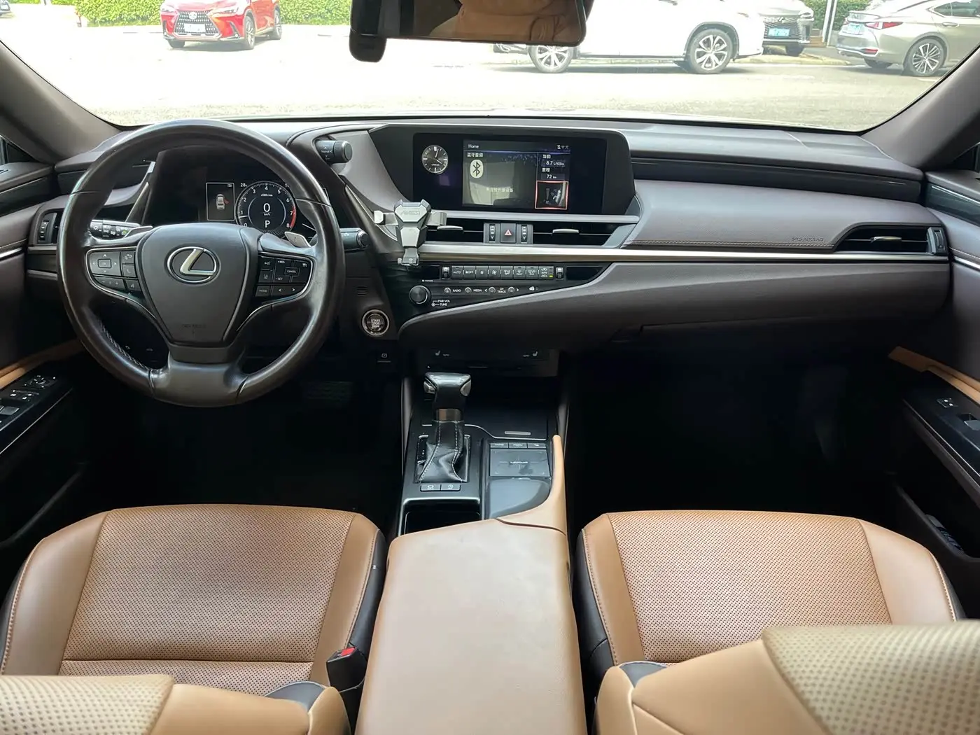 Lexus ES 2019 — Photo 13/17