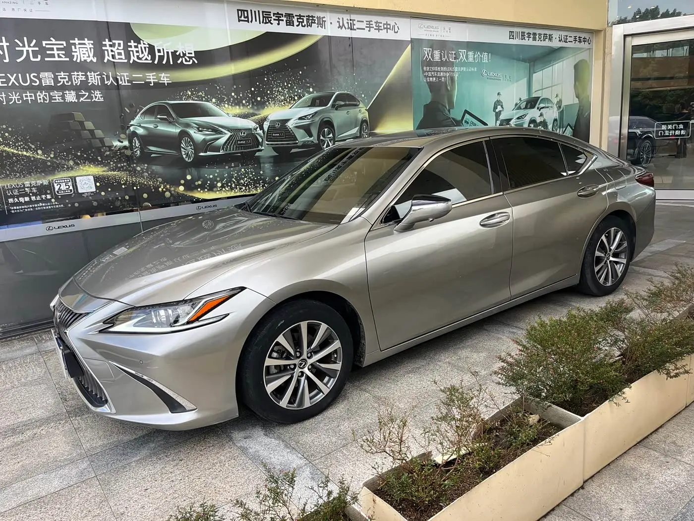Lexus ES 2019 — Photo 4/17