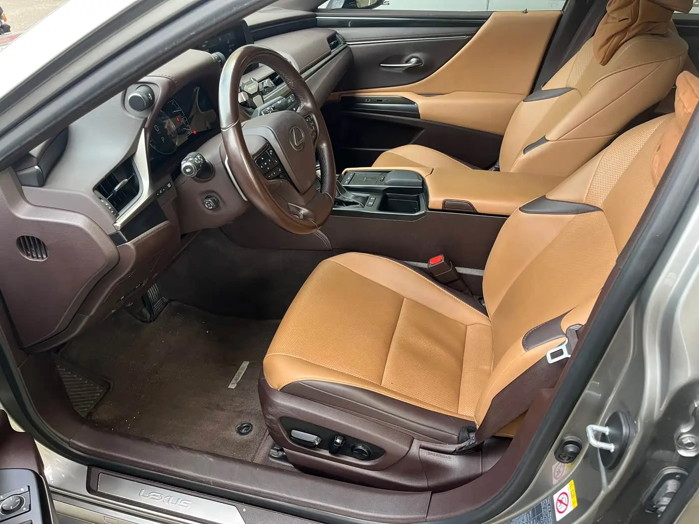 Lexus ES 2019 — Photo 9/17