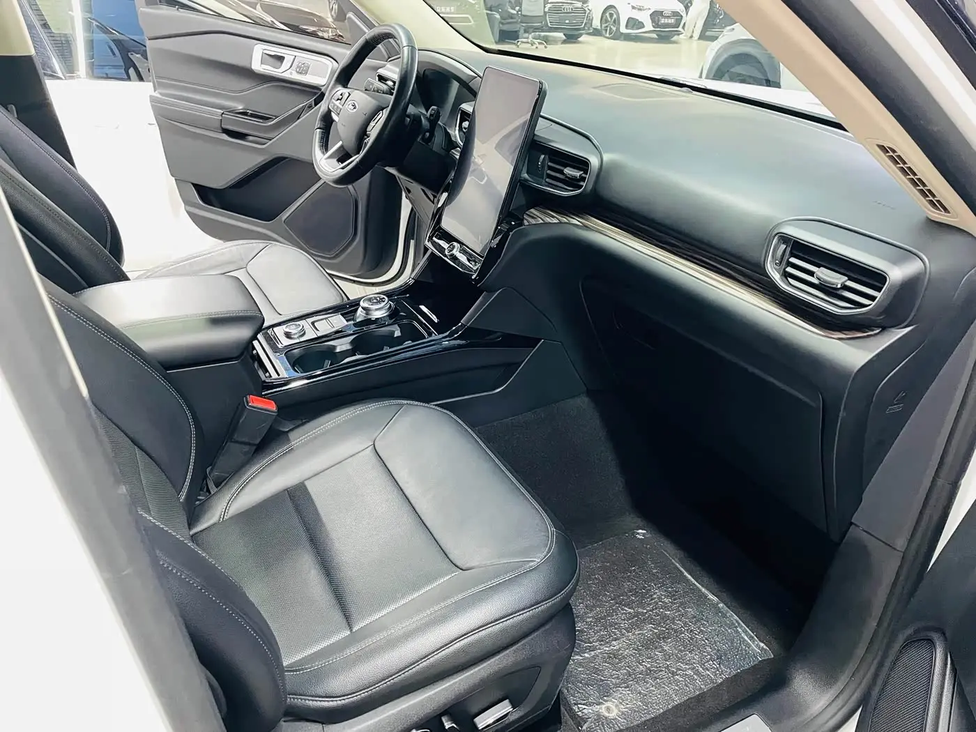 Ford Explorer 2021 — Фото 8/20