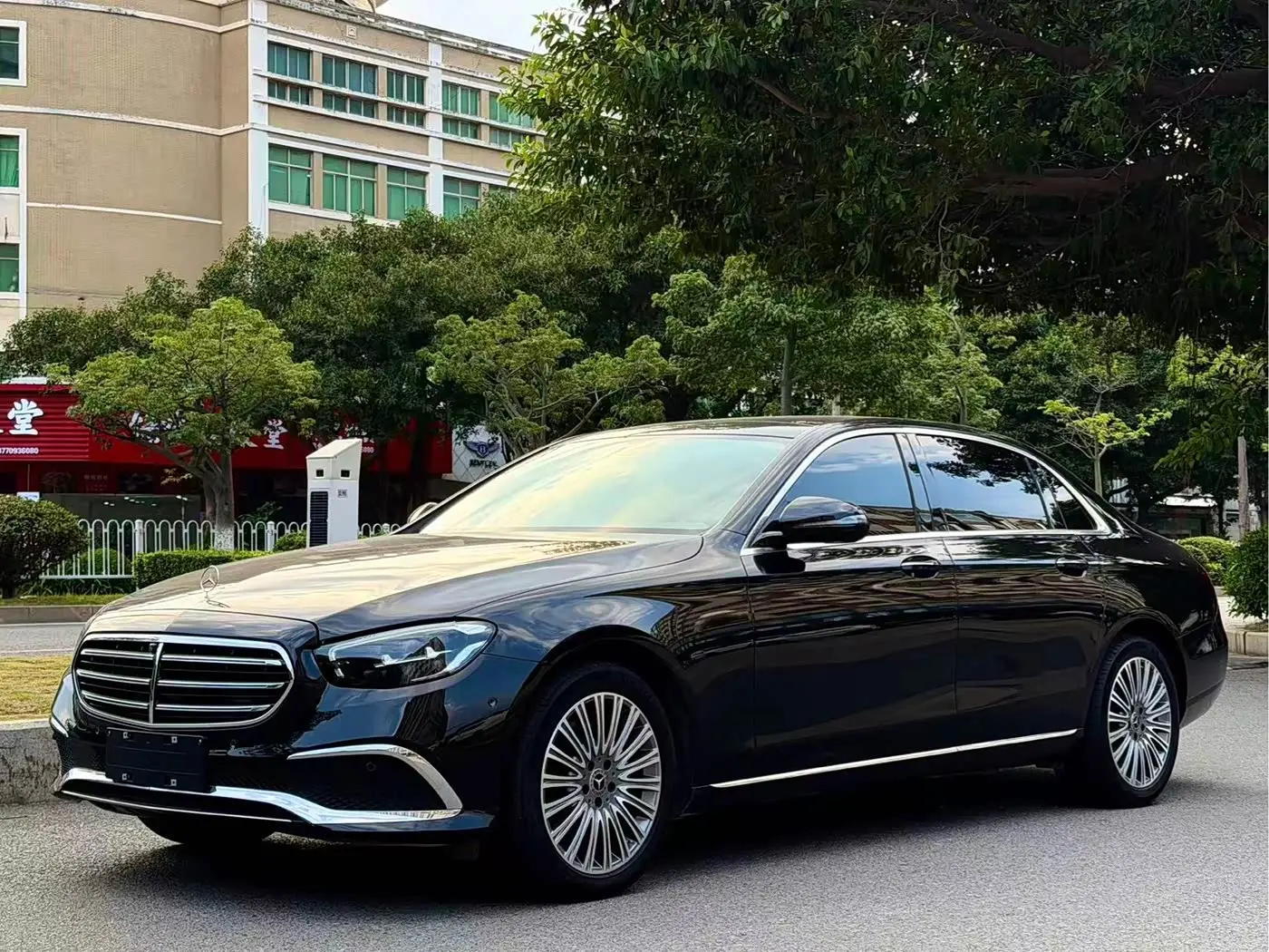 Mercedes-Benz E-Class 2023 — Photo 1/9