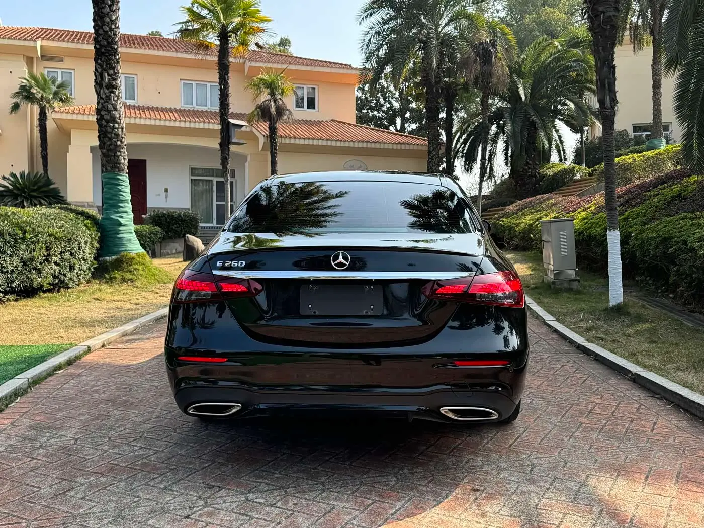 Mercedes-Benz E-Class 2022 — Photo 5/10