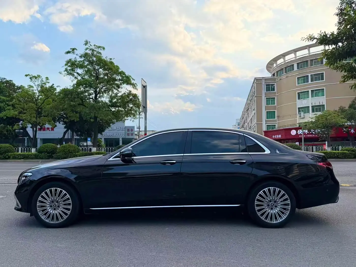 Mercedes-Benz E-Class 2023 — Photo 3/9