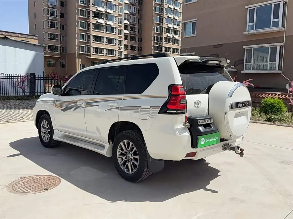 Toyota Prado 2018 — Photo 8/13
