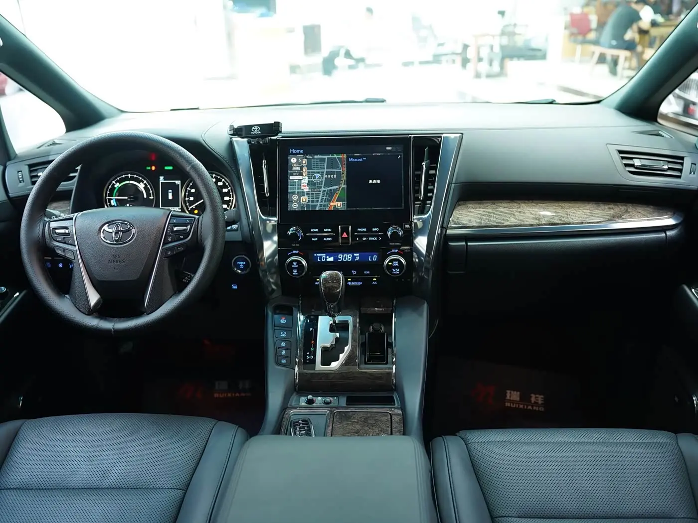 Toyota Alphard 2021 — Photo 7/19